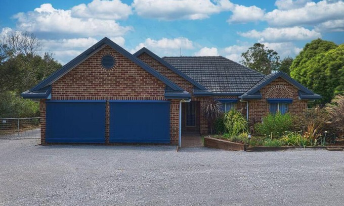 Wallalong House | Discover Comfort at Lilly Pilly Lodge - 4 Star Retreat