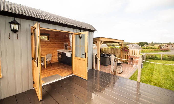St Harmon Cabin | Experience Lily: A Cozy Shepherd's Hut with Hot Tub