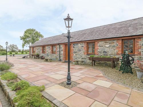 Bont Newydd House | Cozy Lily Cottage: 4-Star Retreat with Pool & Family Fun