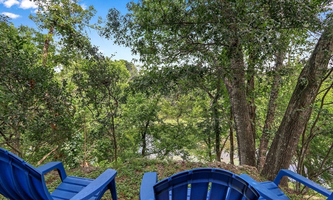 Woodcreek House | Delightful Lily Pad Cottage on Cypress Creek - Guest Rated 10/10