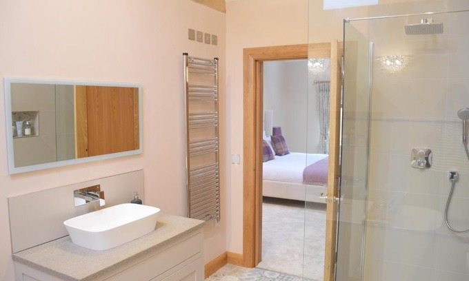 Broadway Apartment | Discover the Elegance of Lily Rose Cottage - Rated 9.7/10