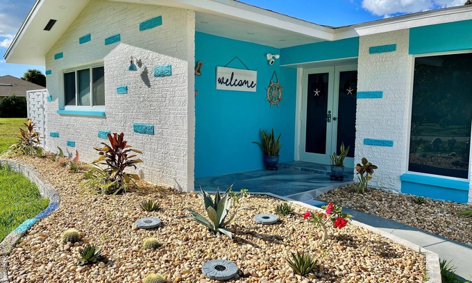 Caloosahatchee House | Unforgettable Lily's Beach House with River Access & Pool