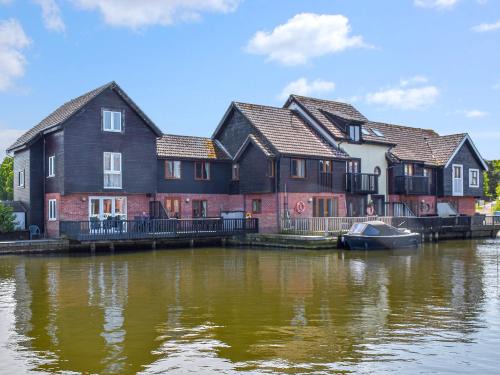 Wroxham House | Pet-Friendly Retreat at Lilys Cottage - Rated 9/10 by Guests