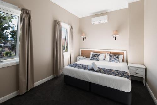 South Melbourne Hotel | Discover Comfort at Lily Sands Inn with Hot Tub & Kitchen