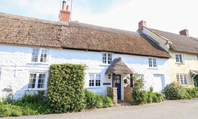 Burton Bradstock Cottage | Cozy LIME COTTAGE: Oceanfront Getaway in Burton Bradstock