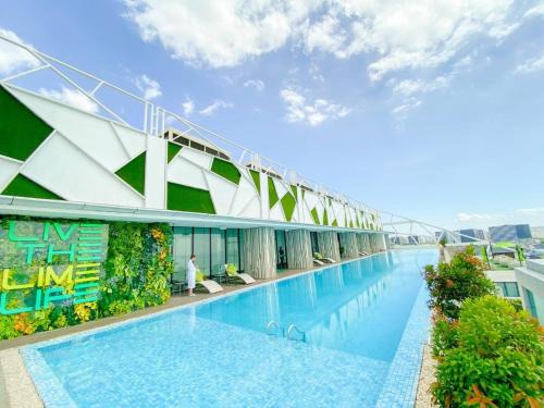 Pasay Hotel | Discover Lime Resort Manila: Family-Friendly Getaway