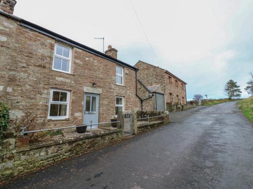 Winton House | Charming Lime Tree Cottage: Pet-Friendly Family Getaway