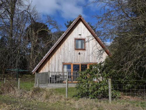 Oakley House | Delightful Lime Tree Cottage: 4-Star Pet-Friendly Retreat