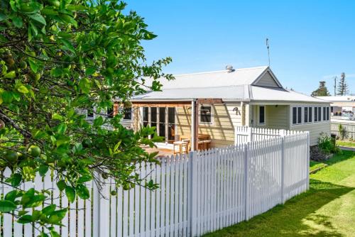 Yamba House | Welcoming Lime Tree Cottage: Ideal for Families & Pets