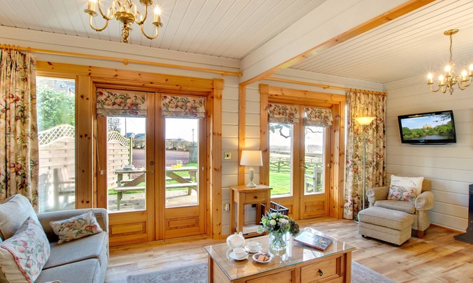 Morpeth Cottage | Exceptional Lime Tree Lodge with Ocean View & Breakfast