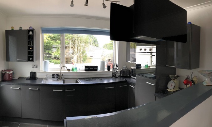 Carluke Condo | Charming Limegrove: Family-Friendly Home with Great Amenities