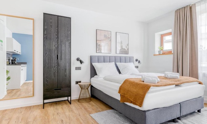 Innenstadt - Sankt Ulrich-Dom Apartment | Child-Friendly Getaway at limehome Augsburg Annastraße