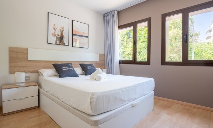 Sarria Apartment | Elegant Stay at limehome Barcelona with Spa & Breakfast