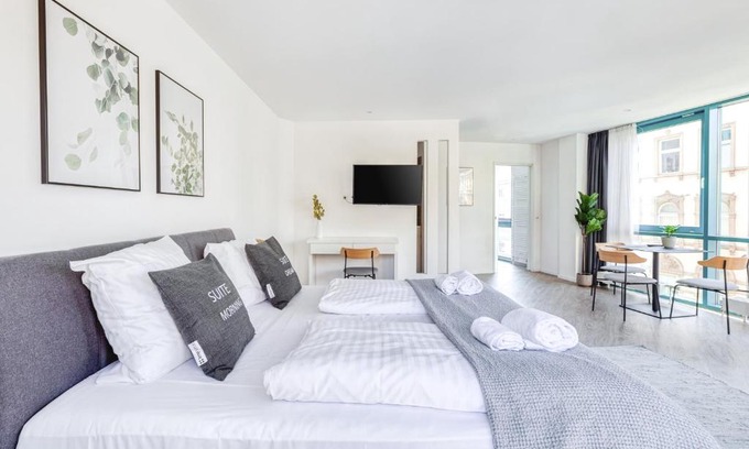 New Town Apartment | Explore limehome Köln Friesenplatz with Hot Tub & Breakfast