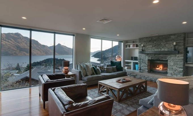 Queenstown City Centre Villa | Lake View Retreat: Limerick Lane with BBQ & Fire Place