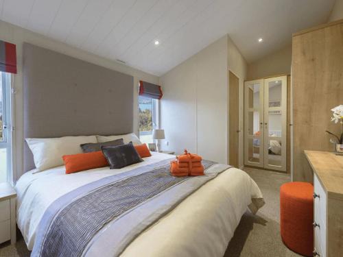Dunbar Cabin | Limetree Lodge 2 at Thurston Manor Leisure Park