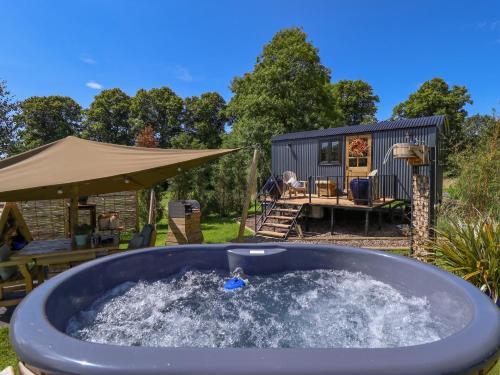 Retford House | Elegant Glamping Experience in Portland - 4-Star Retreat