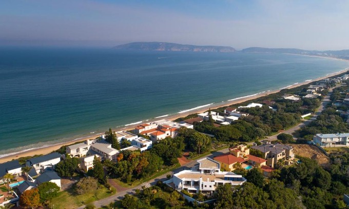 Robberg Beach House | Elegant Limoni Suites with Ocean Views and Kid-Friendly Amenities