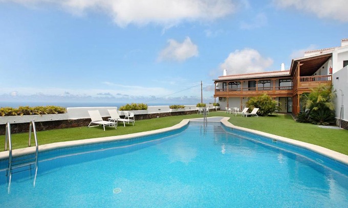 Sauzal House | Indulge in Linaje del Pago Listán Blanco: 4-Star Oasis