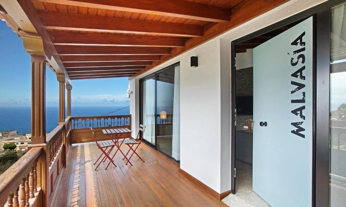 Sauzal House | Discover Linaje del Pago Malvasia: Rated 9.4 with Pool Access