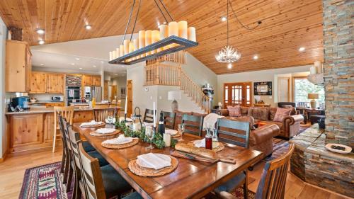 Castle Glen Estates House | Scenic Linaker Lodge: Family-Friendly Cabin with Views