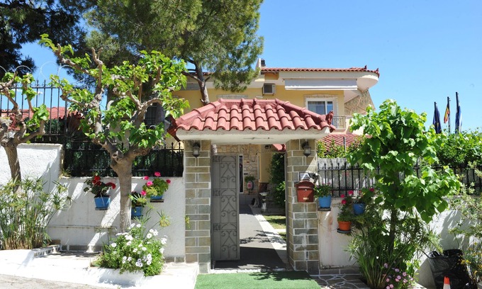 Lagonissi House | Family-Friendly Linares Summerhouse on the Athenian Riviera