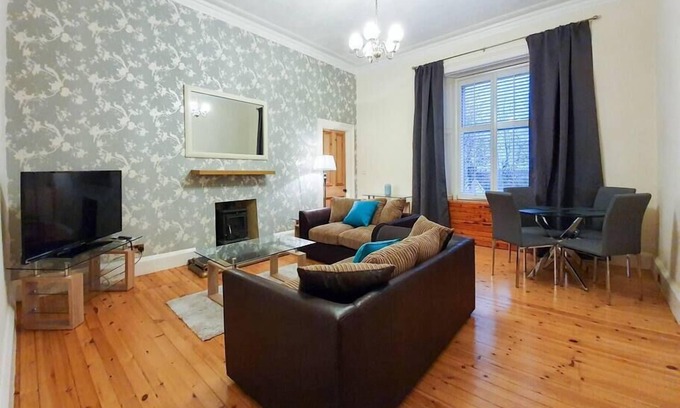 Duloch Apartment | Convenient Linburn House Apartment with Kitchen & Breakfast