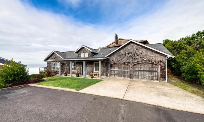 Lincoln Beach House | Beachfront Bliss at Lincoln Beach Dream - Pet Friendly Escape