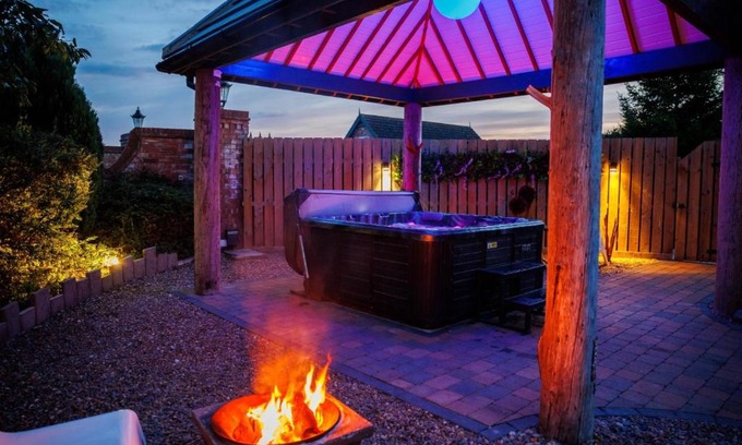Lincoln House | Relaxing Lincoln Holiday Retreat Lodge with Private Hot Tub
