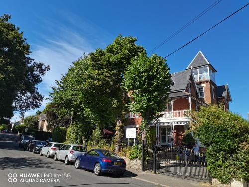 Boscombe Hotel | Budget-Friendly Stay at Lincoln House with Great Reviews
