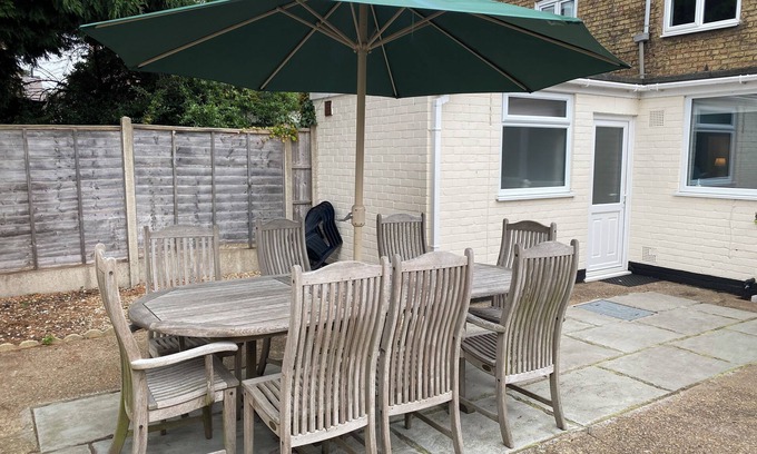 Lincoln House | Lincoln House: Characterful Pet-Friendly Cottage Retreat