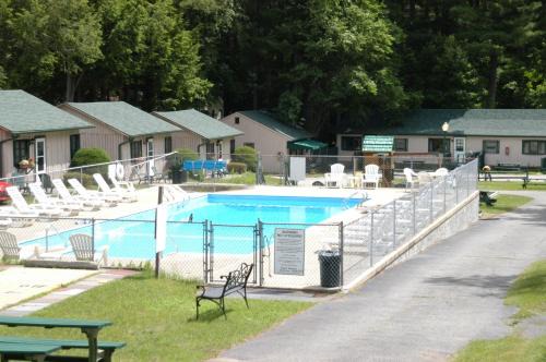 Lake George Resort | Relax at Lincoln Log Colony with Oceanfront Views & Hot Tub