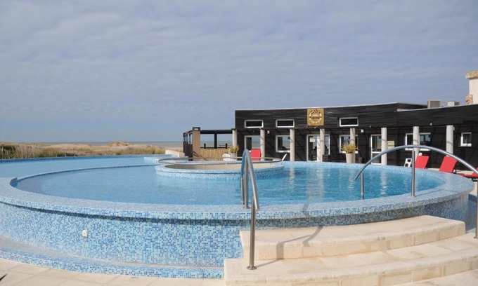 Mar de Las Pampas Apartment | Relax at Linda Bay Beach & Resort Spa - 4-Star Retreat
