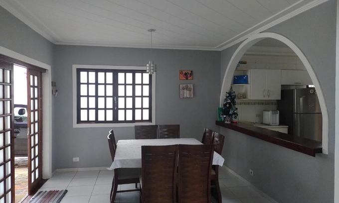 Jardim Sao Miguel House | Linda Casa: Family-Friendly Retreat Near Enseada Beach