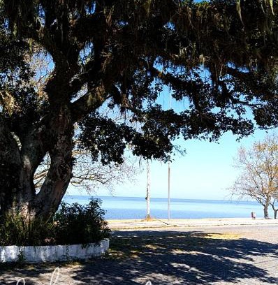 Sao Lourenco do Sul House | Cozy Beachfront Retreat in São Lourenço do Sul - 10/10 Rated