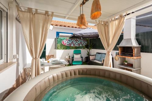 Costa de Caparica Apartment | Relaxing Retreat at Linda's Guest House with Ocean View