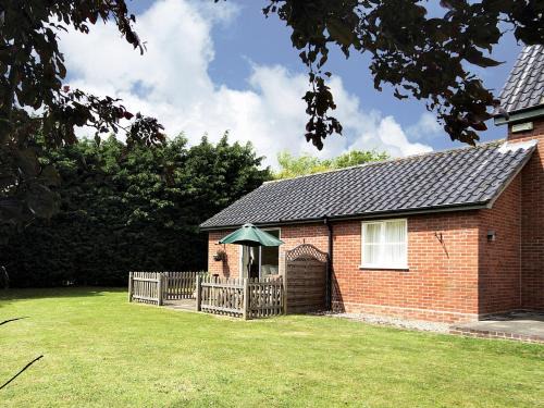 Halesworth House | Discover Family-Friendly Comfort at Lindas Lodge, 4 Stars
