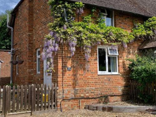 Stowe House | Family-Friendly Retreat at Linden Cottage with Pet Perks