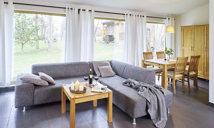 Gorzig House | Inviting Lindenhaus: Ideal Retreat with Pool and Spa Access