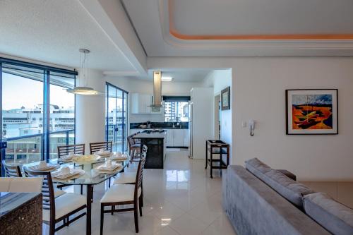 Andorinha Apartment | Relaxing Oceanfront Retreat: Lindo AP MP with Stunning Views