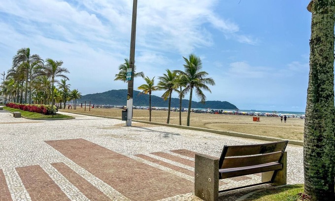 Mirim Apartment | Cozy Oceanfront Apartment in Praia Grande, SP
