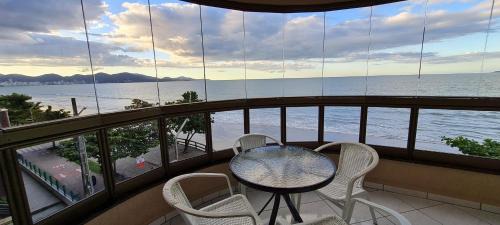 Itapema Apartment | Oceanfront Itapema Apartment with Kitchen & Great Reviews