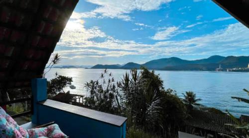 Biscaia Ski Chalet | Cozy Lindo Chalé Azul: Pet Friendly with Oceanfront Views