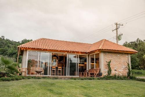 Centro House | Discover Lindo Espaço: Family & Pet-Friendly Retreat