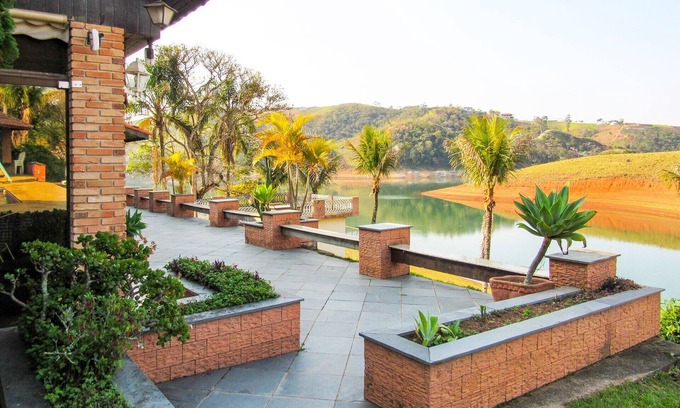 Santa Isabel House | Charming Waterside Retreat in Santa Isabel/SP