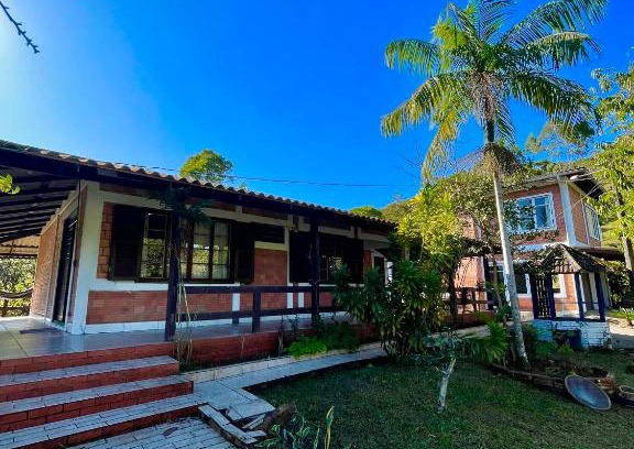Aguas Mornas House | Experience Lindo Sítio: 4-Star Oasis with Pet-Friendly Perks