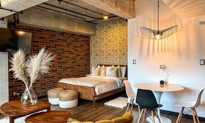 Zona 14 Apartment | Cozy Studio in the City with Private Balcony & Spa