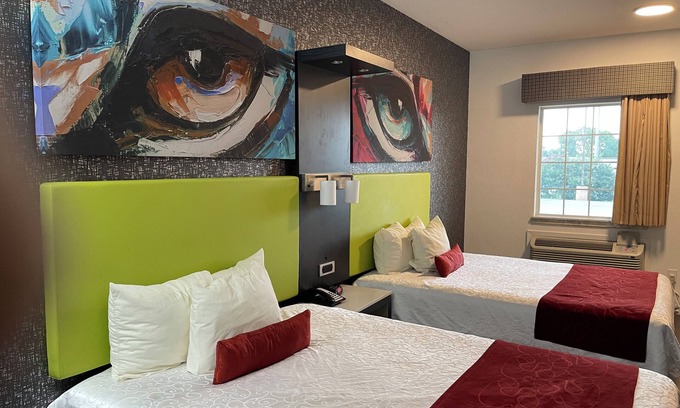 Lindsay Hotel | Cozy Lindsay Inn: Family-Friendly with Kitchen & Breakfast