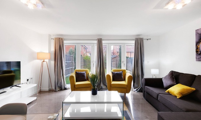 Maidenhead House | Lindsey Serviced 4 Bedroom 2 Bath house with Parking Maidenhead
