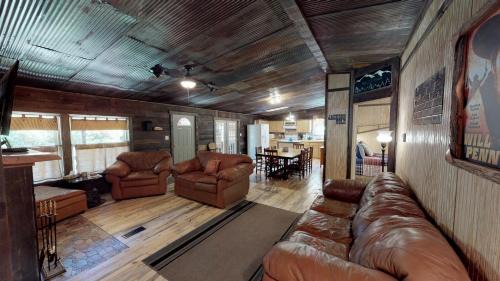 Red River House | Relax at Line Shack on Tenderfoot Trail with Free Wifi